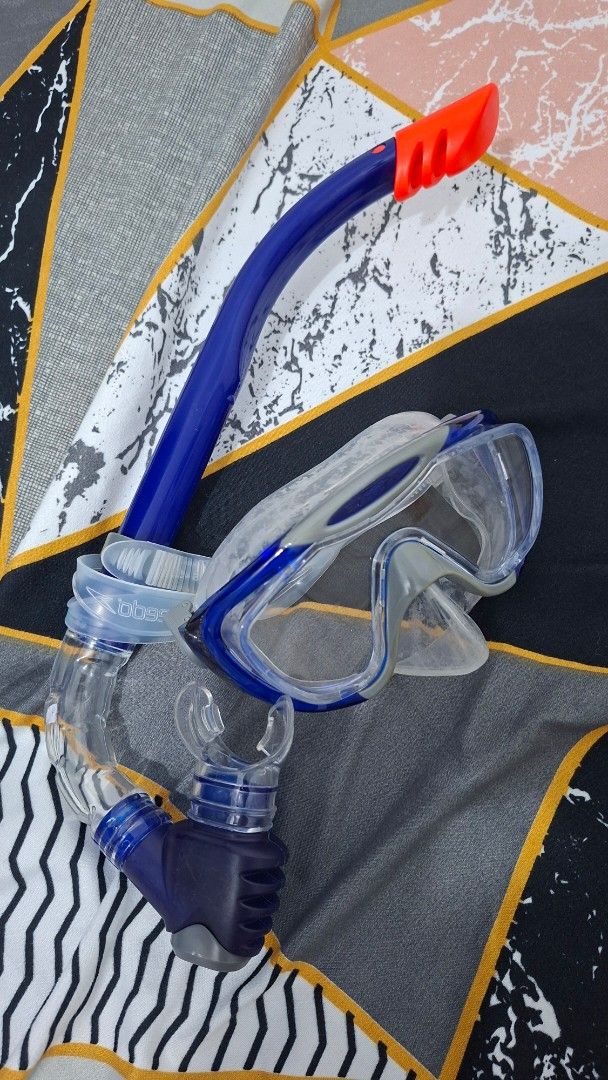 Speedo Snorkel and Mask Set (Category: Water Sports) located in Makati City. Submitted by Marie.CLO (Listing ID 1442639386, Image 2). Description: Bought 1800 sa mall. Selling for 1500. As in di pa nagamit. Plus sf. I have dive pool session kinabukasan, kaya binili ko agad the night before. Pagdating ng session, not recommended kaya pinahiram na lang ng coaches. Dapat low-volume daw. Negotiable but not too much please. I need to buy a low volume 