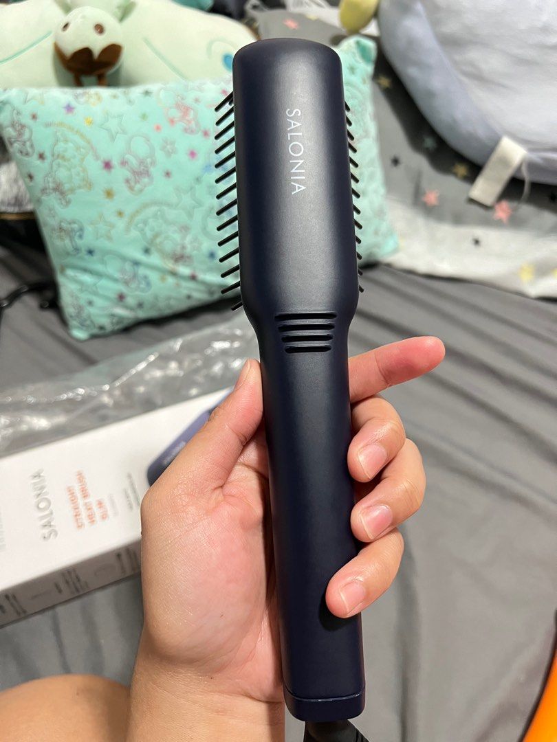Straight Heat Brush Slim (Category: Hair) located in Caloocan City. Submitted by allaboutthings (Listing ID 1442686663, Image 2). Description: 👉🏻Salonia ( SL-012NVS) Heat Brush 👉🏻Max 210c Heat 👉🏻Complete with Box and Manual ‼️Issue: May maliit na line sa handle. (Please see photos) ⁉️Rfs: Decluttering 📍Location: North Caloocan/ Near Camarin Doctors Hospital 🫶ALL ITEMS ARE PERSONAL PRE-LOVED🫶 ‼️NO RETURN‼️ ‼️NO EXCHANGE‼️.