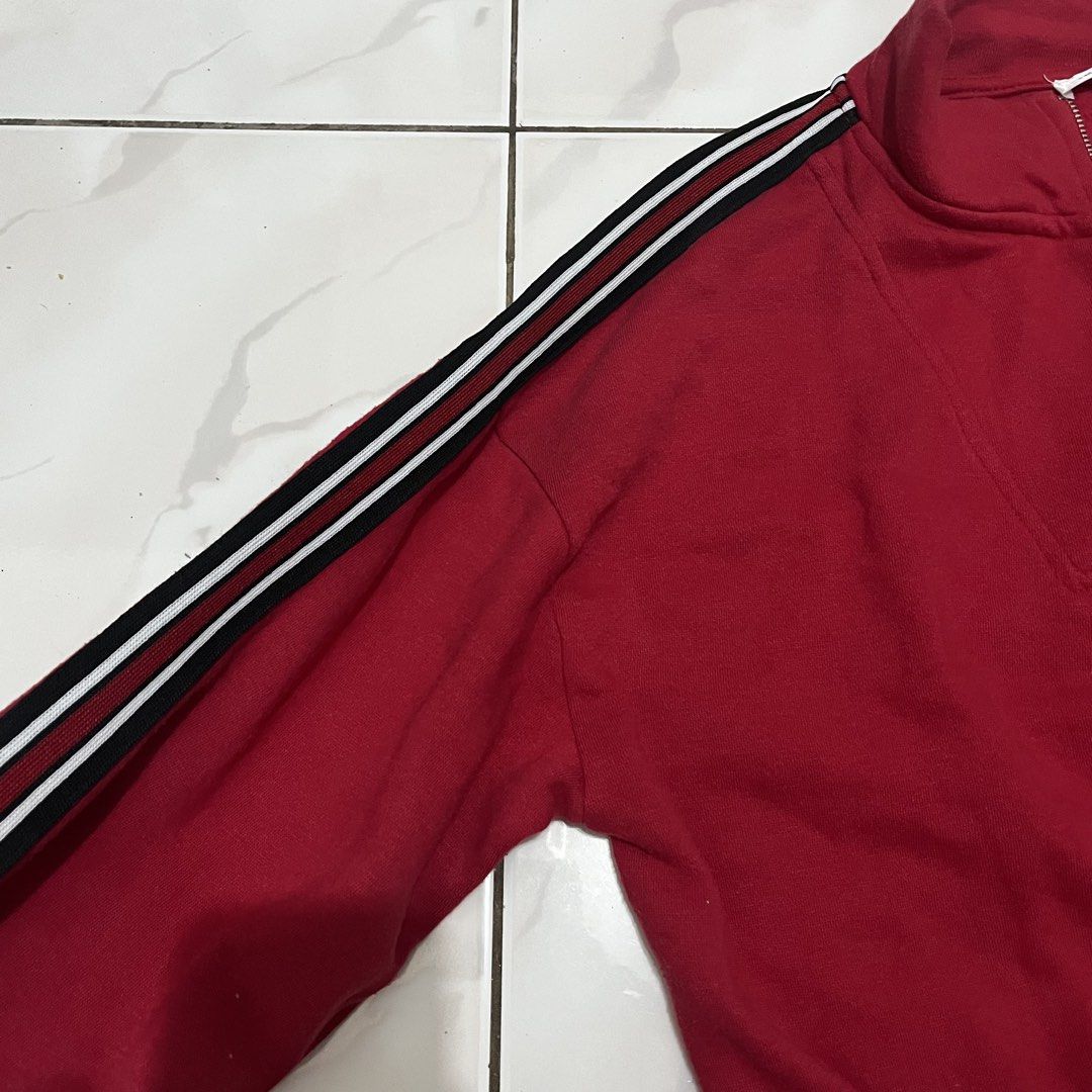 Terranova Red Cropped Quarter Zip Sweatshirt (Category: Coats, Jackets and Outerwear) located in Navotas City. Submitted by pauu_ (Listing ID 1442626111, Image 2). Description: Cropped style Quarter zip with a ring pull Striped sleeves Never used, nakatabi lang sa cabinet PM me for more details! 📩.