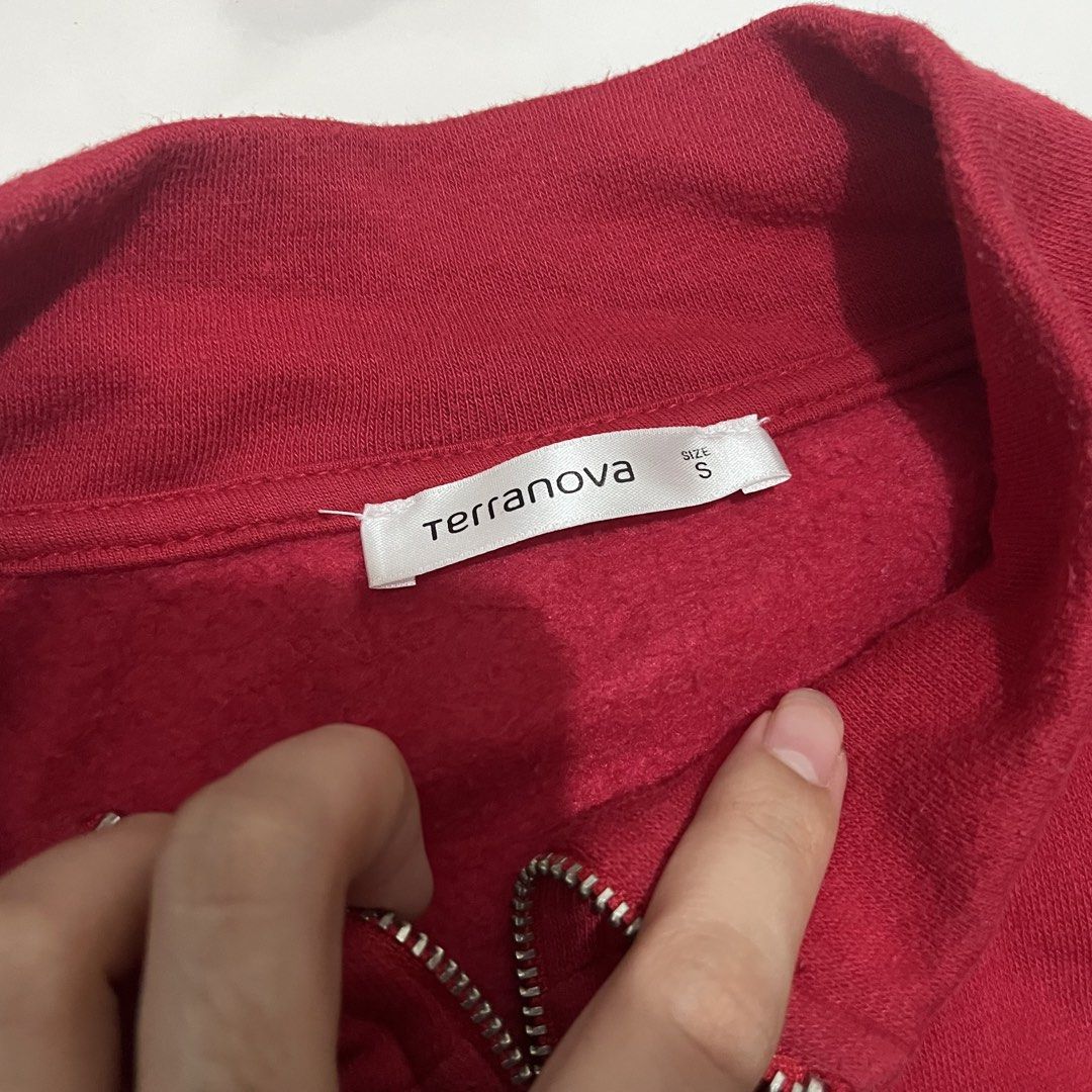 Terranova Red Cropped Quarter Zip Sweatshirt (Category: Coats, Jackets and Outerwear) located in Navotas City. Submitted by pauu_ (Listing ID 1442626111, Image 3). Description: Cropped style Quarter zip with a ring pull Striped sleeves Never used, nakatabi lang sa cabinet PM me for more details! 📩.