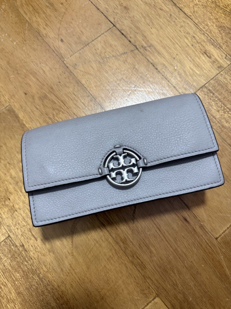 Tory Burch Clutch Bodybag (Category: Luxury Bags & Wallets) located in Manila. Submitted by maui1015 (Listing ID 1442675780, Image 1). Description: - straps are removable and adjustable - can be used in everyday life esp for formal events!! or dates! - Used it 2-3x only on formal events - Spacious even if its small - RFS: need funds for school - Message for more info/nego! 🥰💗.