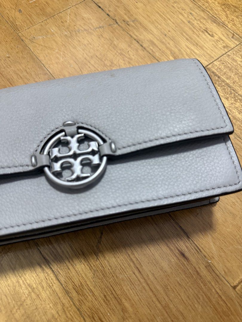 Tory Burch Clutch Bodybag (Category: Luxury Bags & Wallets) located in Manila. Submitted by maui1015 (Listing ID 1442675780, Image 3). Description: - straps are removable and adjustable - can be used in everyday life esp for formal events!! or dates! - Used it 2-3x only on formal events - Spacious even if its small - RFS: need funds for school - Message for more info/nego! 🥰💗.