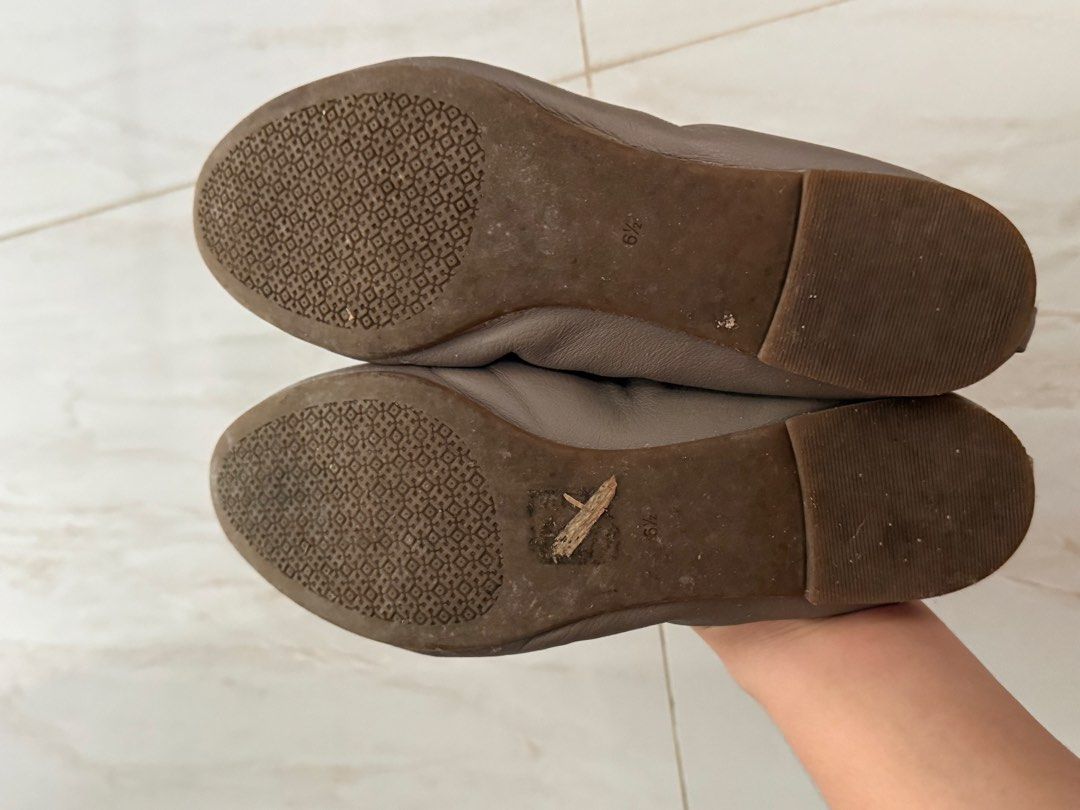Tory Burch Gray Leather Ballet Flats Size 6 (Category: Flats & Sandals) located in Tagaytay City. Submitted by janey_22 (Listing ID 1442697687, Image 3). Description: - Gray leather Tory Burch ballet flats - Gold Tory Burch logo on the front - Elasticated sides for a comfortable fit - Soles show some wear - Size: 6 - Ideal for everyday wear.