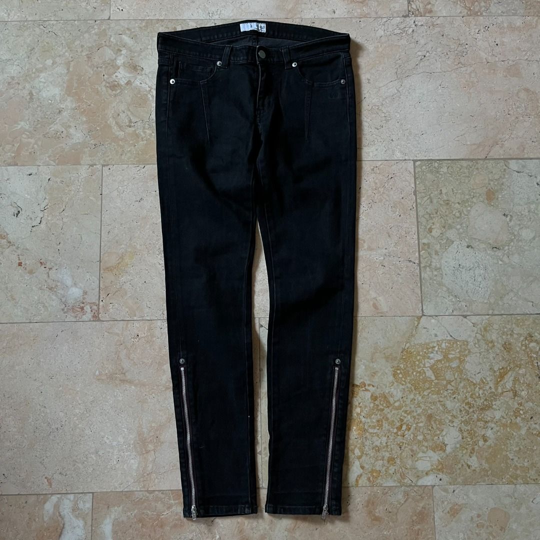 Undercover X Uniqlo Side Zip Jeans (Category: Jeans) located in Quezon. Submitted by _babypluto (Listing ID 1442673431, Image 1). Description: Size on tag: NA Flaw: Cut washtag Dimensions: L: 36 W: 30 FR: 8 THI: 8.5 KN: 6.5 IS: 28 LO: 5 Note: actual color of the item may change due to lighting..