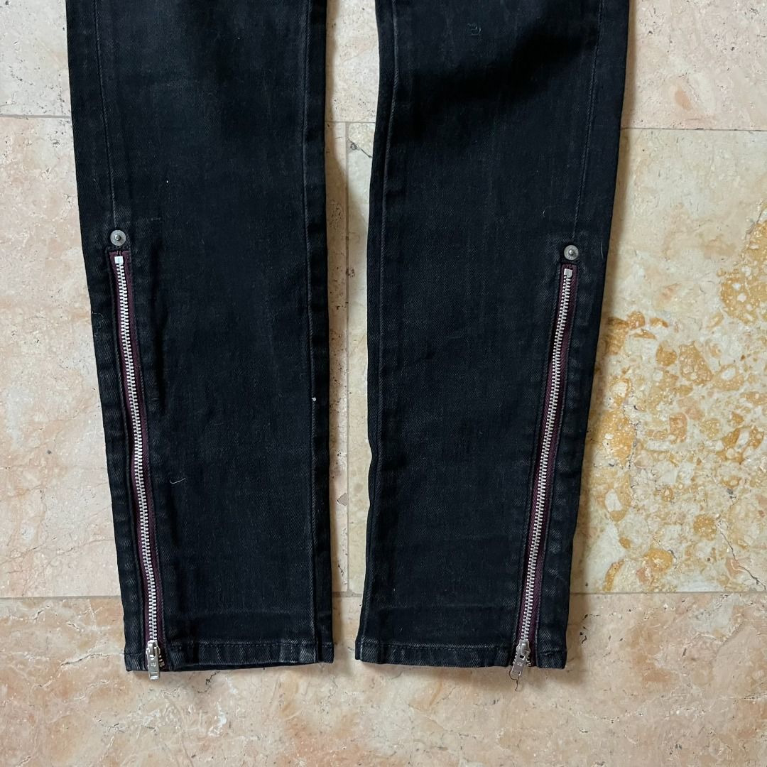 Undercover X Uniqlo Side Zip Jeans (Category: Jeans) located in Quezon. Submitted by _babypluto (Listing ID 1442673431, Image 2). Description: Size on tag: NA Flaw: Cut washtag Dimensions: L: 36 W: 30 FR: 8 THI: 8.5 KN: 6.5 IS: 28 LO: 5 Note: actual color of the item may change due to lighting..