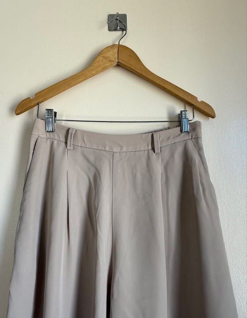 Uniqlo wide leg drape cullotes (Category: Other Bottoms) located in Taguig. Submitted by kayeph (Listing ID 1442651379, Image 3). Description: Bought this here for 650 Very nice, but Not my size Large Natural color 📍 Taguig.