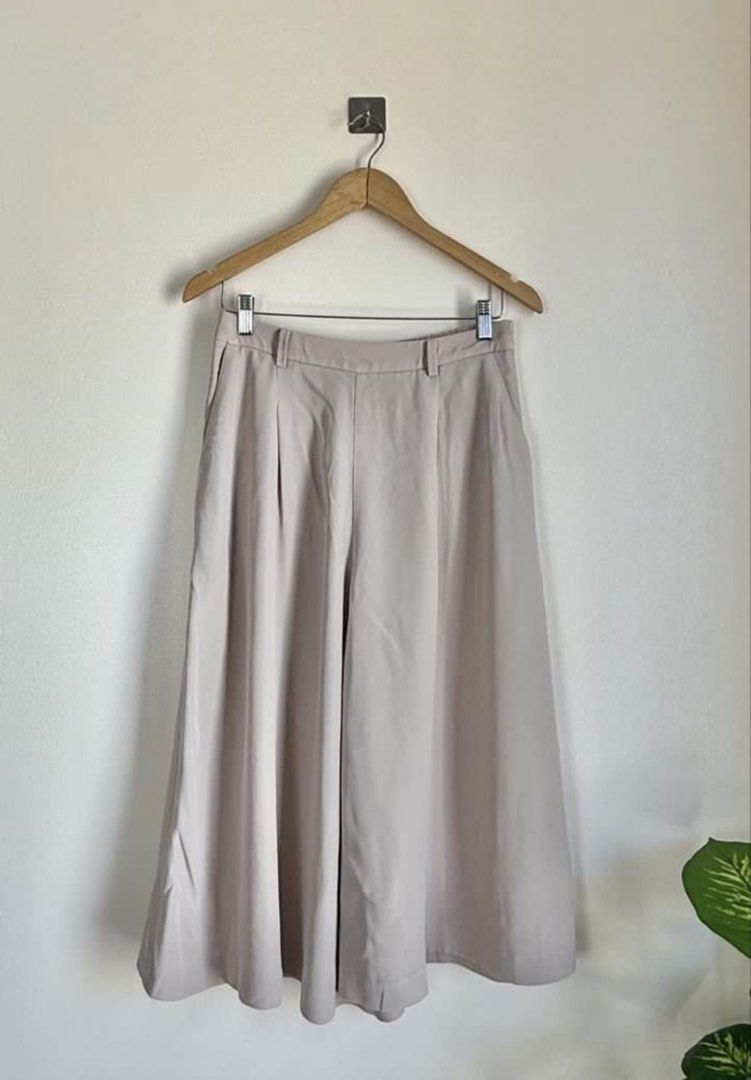 Uniqlo wide leg drape cullotes (Category: Other Bottoms) located in Taguig. Submitted by kayeph (Listing ID 1442651379, Image 2). Description: Bought this here for 650 Very nice, but Not my size Large Natural color 📍 Taguig.