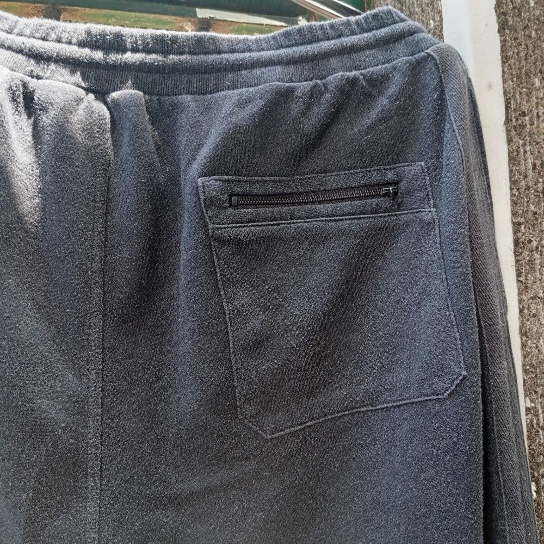Volcom Grey Sweatpants Joggers (Category: Joggers) located in San Fernando. Submitted by kristhriftshop13 (Listing ID 1442594777, Image 3). Description: - Grey Volcom sweatpants - Elastic waistband with drawstring - Features pockets, one with zipper closure - Soft, heathered fabric for ultimate comfort - Ideal for lounging and everyday casual wear.