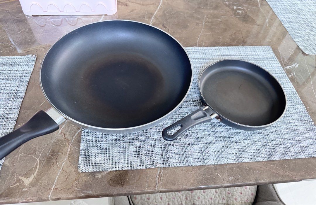 2 Non-stick Frying Pans