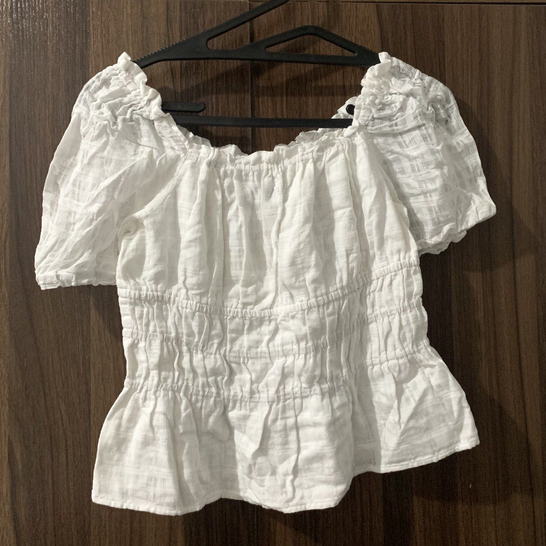 2way ruched peplum top with puff sleeves (Category: Blouses) located in Manila. Submitted by hersheysdeclutterz (Listing ID 1442795514, Image 1). Description: -light weight -bought from womens for ₱600+.