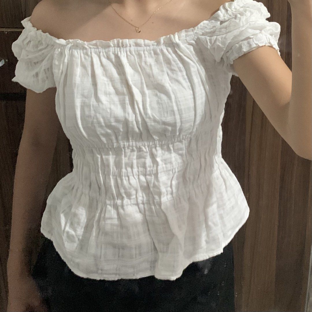 2way ruched peplum top with puff sleeves (Category: Blouses) located in Manila. Submitted by hersheysdeclutterz (Listing ID 1442795514, Image 3). Description: -light weight -bought from womens for ₱600+.