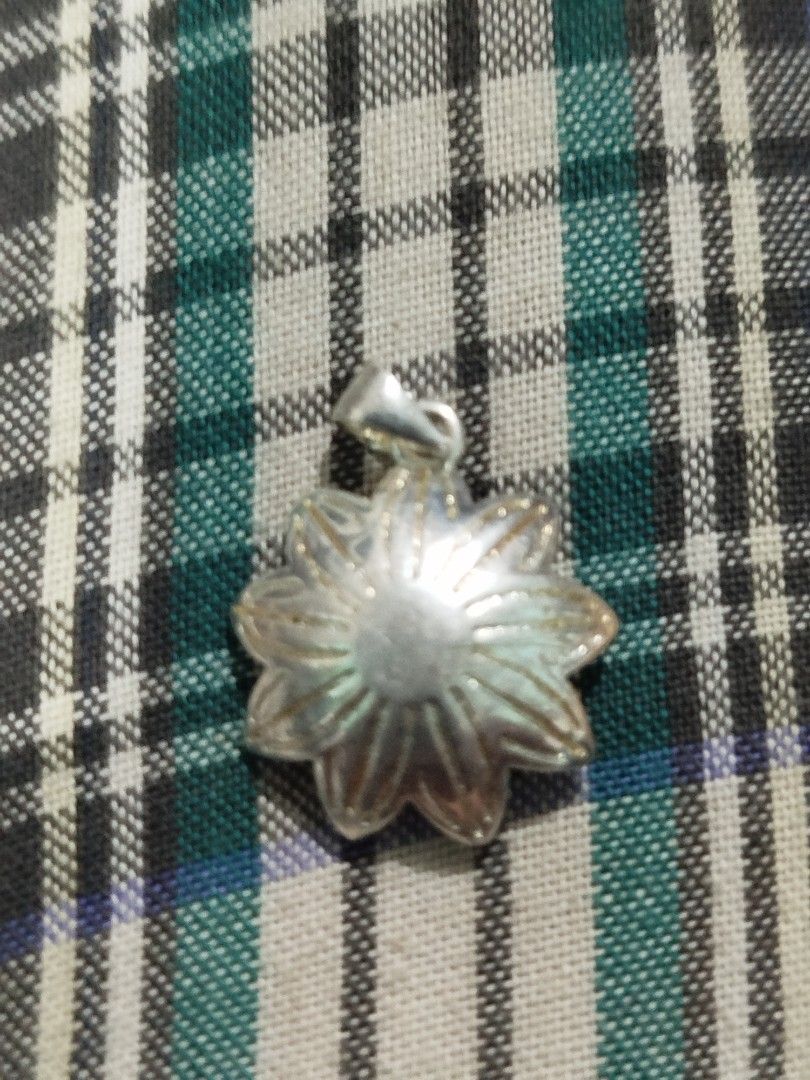 999 Silver Flower chrysanthemum Pendant (Category: Charms) located in Subic. Submitted by regiedaniel01 (Listing ID 1442885662, Image 2). Description: - Adorable silver flower pendant - Features an intricate petal design - Small bead accent in the center - Includes a loop for easy chain attachment - Versatile for everyday wear or special events - A lovely addition to any jewelry collection.