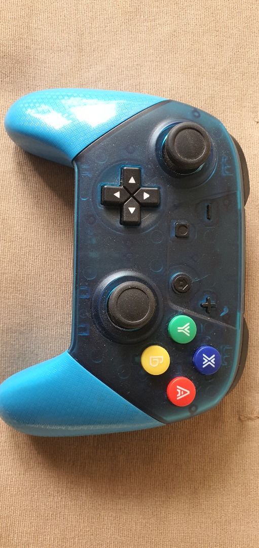 任天堂 Switch Pro 手掣 （分類：手掣）位於 Hong Kong。 由 fffnew 提交（商品編號 1442800796，圖片 1）。簡介： 呢個係任天堂 Switch Pro 手掣，黑色配紅色手柄，仲有綠色線條圖案。左右搖桿同埋ABXY掣都好齊全。打機一流，用得順手。。