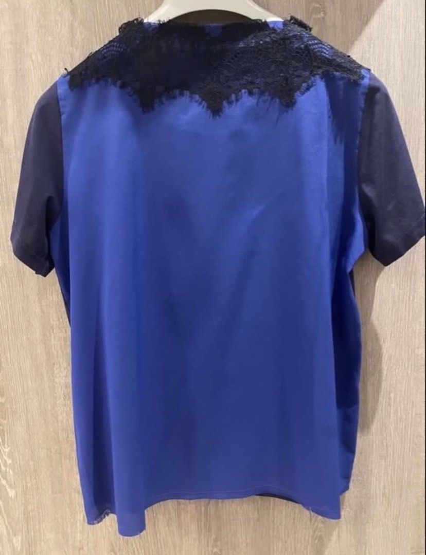 Aalis （分類：T-shirt）位於 Hong Kong。 由 mmcqbb 提交（商品編號 1442891793，圖片 3）。簡介： This is an aalis lace trim short-sleeved top in navy. Chest width : 14” Waist width: 38” Body length: 22” 。