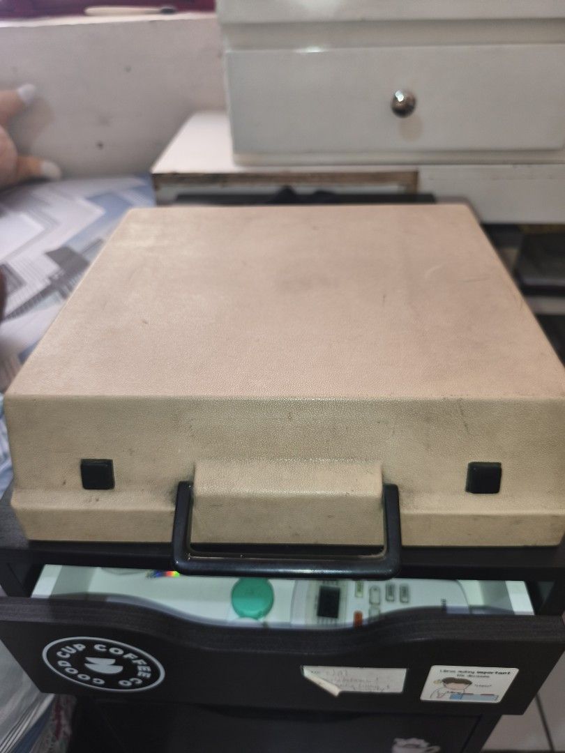 AEG Olympia Traveller de Luxe S Typewriter w/ case + working condition! (Category: Office & Business Technology) located in Manila. Submitted by wornoncefinds (Listing ID 1442793149, Image 2). Description: Brand/Model: AEG Olympia Traveller de Luxe S Era: Late 1970s / Early 1980s Origin: German engineering (often assembled in Yugoslavia during this era) Condition: All functional with all keys (except one) striking smoothly. May observe slight def