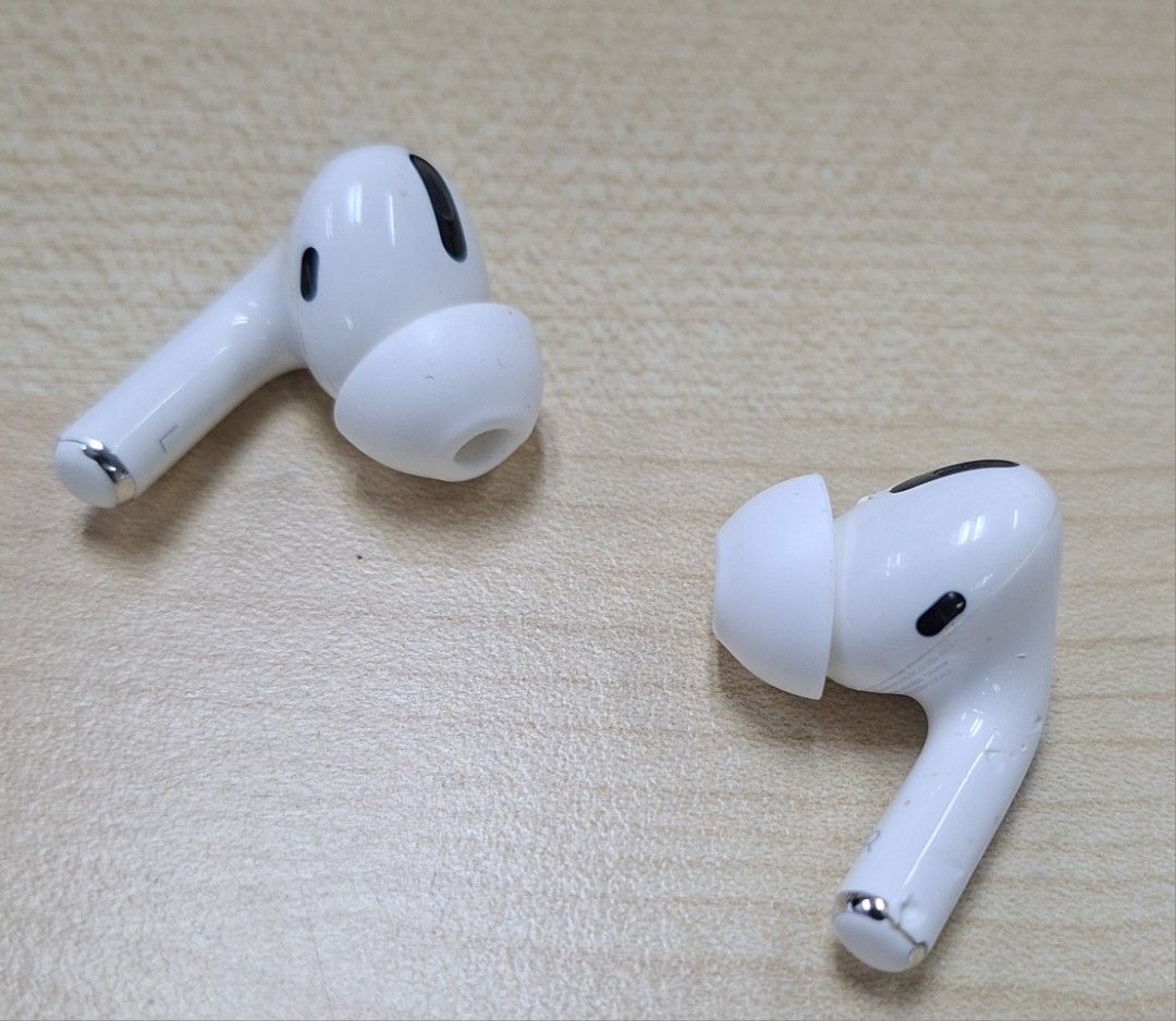 Airpods Pro with case478438820131655681