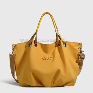 (Category: ) located in . Submitted by fashion.luxe (Listing ID 1442754455, Image 1). Description: .
