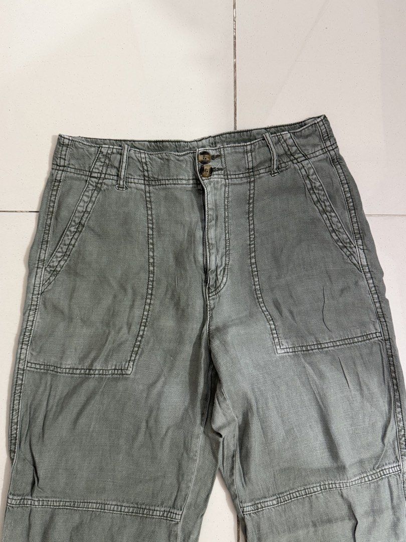American Eagle Cargo Olive Green Linen Pants (Category: Jeans) located in Makati City. Submitted by thhird (Listing ID 1442898110, Image 2). Description: - Olive green cargo linen type pants - Brand: American Eagle - Fit: Relaxed - Features: Multiple pockets - Measurements: Waist 39cm (across), Length 98cm.