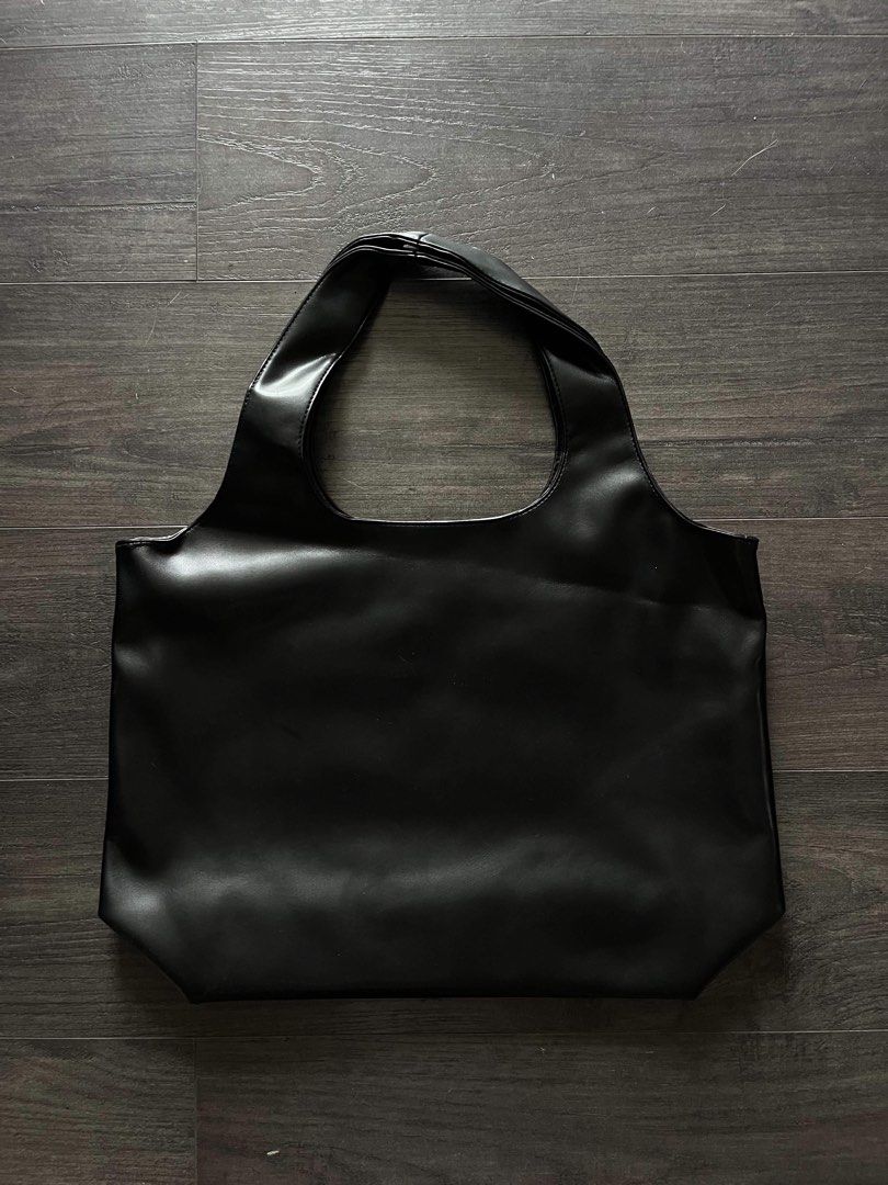 APC Tote Bag (Category: Luxury Bags & Wallets) located in Manila. Submitted by jecho13 (Listing ID 1442826648, Image 2). Description: Great Condition 10/10 (no issues) Minimalist Everyday Essential✅ Spacious enough for daily essentials/tech✅ What you see is what you get😉 Price + SF (nego for sure buyer).