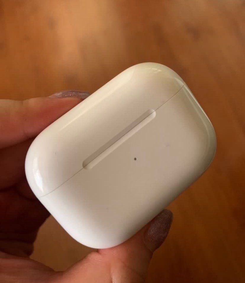 Apple Airpods Pro Charging Case (Category: Earphones) located in Quezon City. Submitted by jlia.declutters (Listing ID 1442768207, Image 2). Description: - Original Apple Airpods Pro charging case (white) - Price is negotiable.