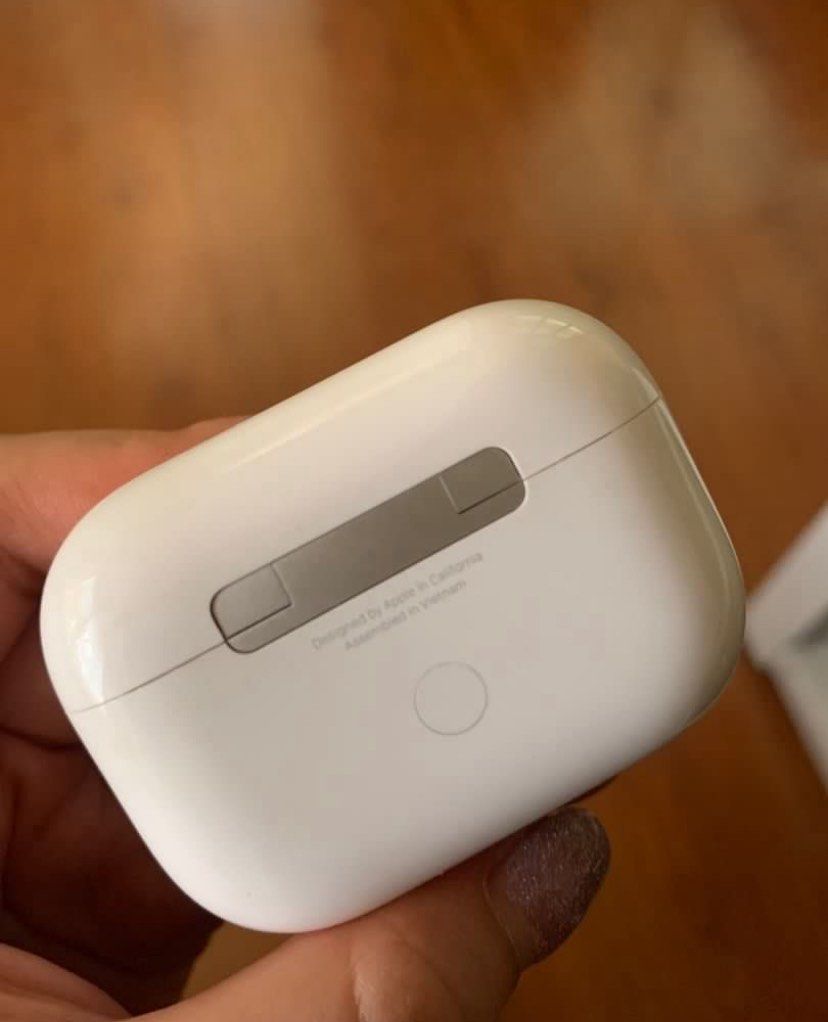 Apple Airpods Pro Charging Case (Category: Earphones) located in Quezon City. Submitted by jlia.declutters (Listing ID 1442768207, Image 3). Description: - Original Apple Airpods Pro charging case (white) - Price is negotiable.