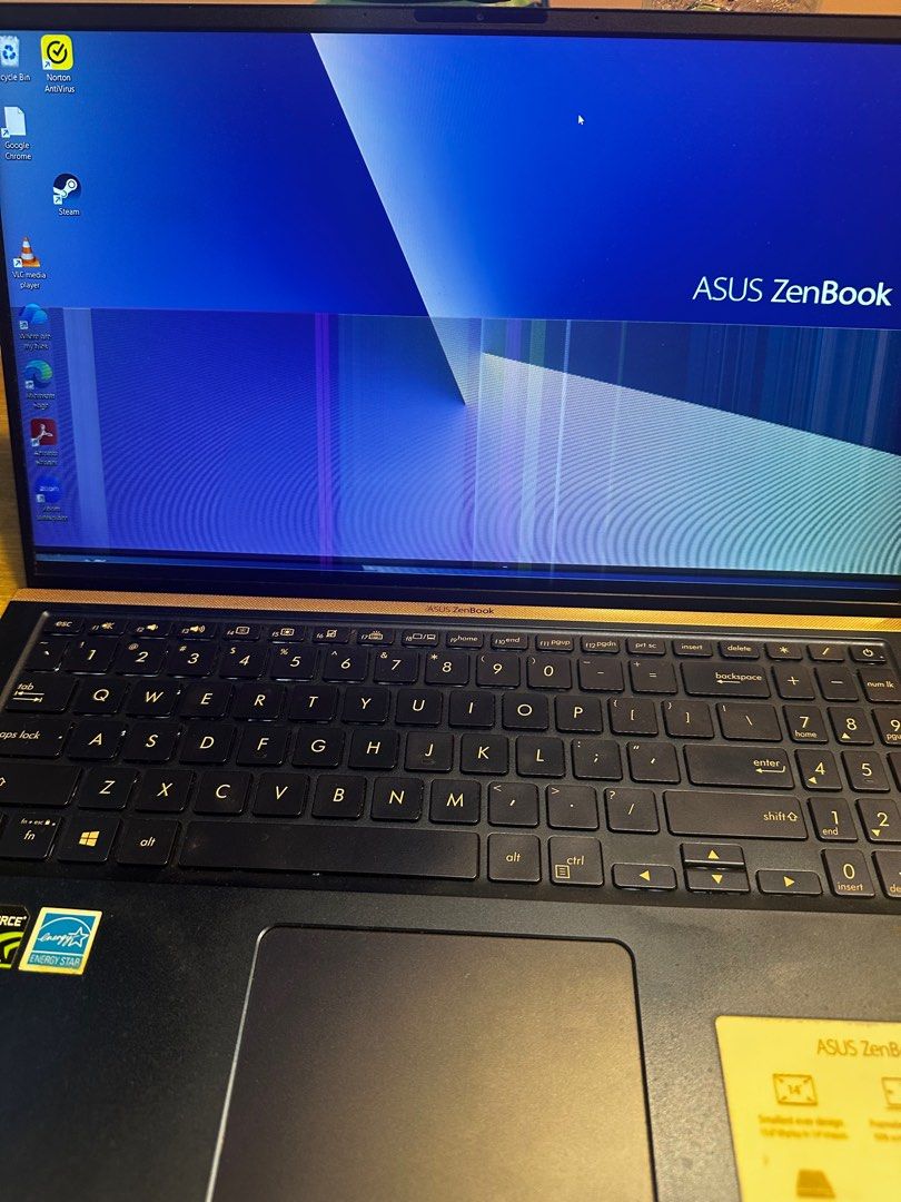 Asus Zenbook15 laptop477520745810503682