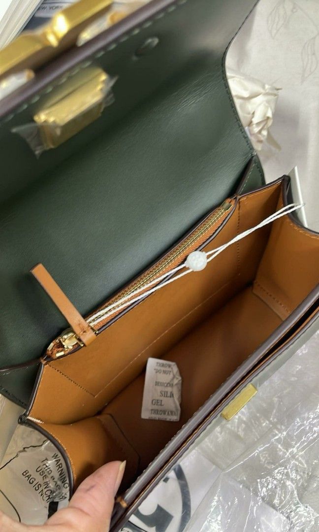 Authentic Tory Burch bag emerald green (Category: Luxury Bags & Wallets) located in Manila. Submitted by authenticbagswatchesco (Listing ID 1367584770, Image 2). Description: NEW ARRIVAL 💐Authentic Tory Burch 💐 ❌Before₱4,650 each +SF ✔️Now₱4,950 + sf 📌 with dustbag, paperbag (hindi pwede isabay ng ship sa watch) 📌Courier ( LBC).