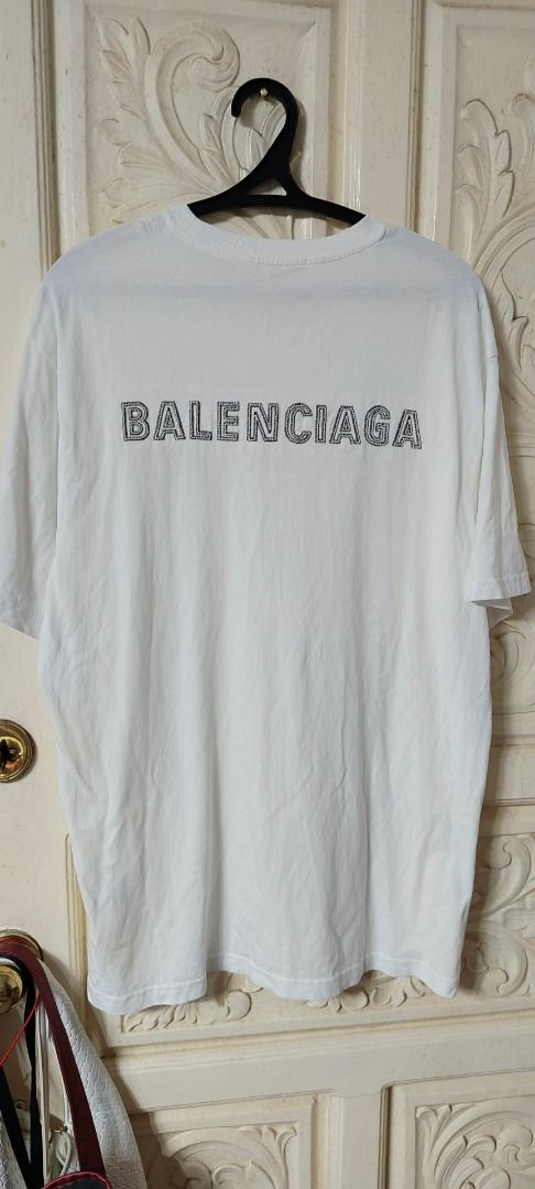 Balenciaga White T-shirt (Category: Tshirts & Polo Shirts ) located in Caloocan City. Submitted by omenggod (Listing ID 1442910148, Image 1). Description: - Authentic Balenciaga t-shirt - Crisp white color - Features iconic Balenciaga logo on chest - Simple, classic design - Ideal for casual, everyday wear.