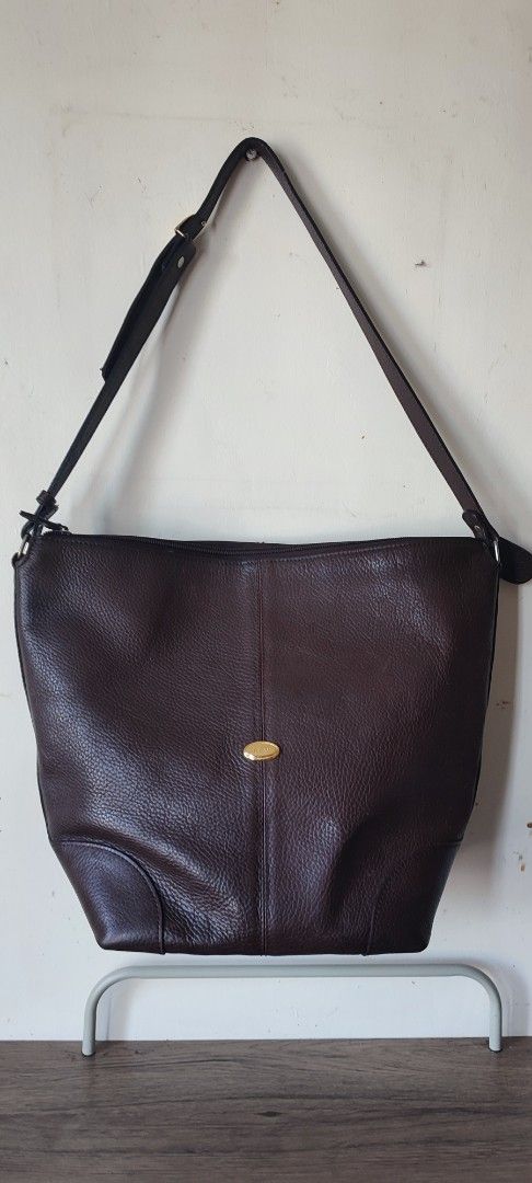 Bally Leather Hobo Vintage bag (Category: Luxury Bags & Wallets) located in Caloocan City. Submitted by guiltypleasures75 (Listing ID 1442818037, Image 1). Description: Vintage Bally leather bag. please rely. on the photos for the issue of the bag but still serves it purpose..