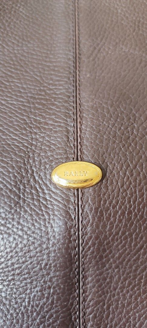Bally Leather Hobo Vintage bag (Category: Luxury Bags & Wallets) located in Caloocan City. Submitted by guiltypleasures75 (Listing ID 1442818037, Image 2). Description: Vintage Bally leather bag. please rely. on the photos for the issue of the bag but still serves it purpose..