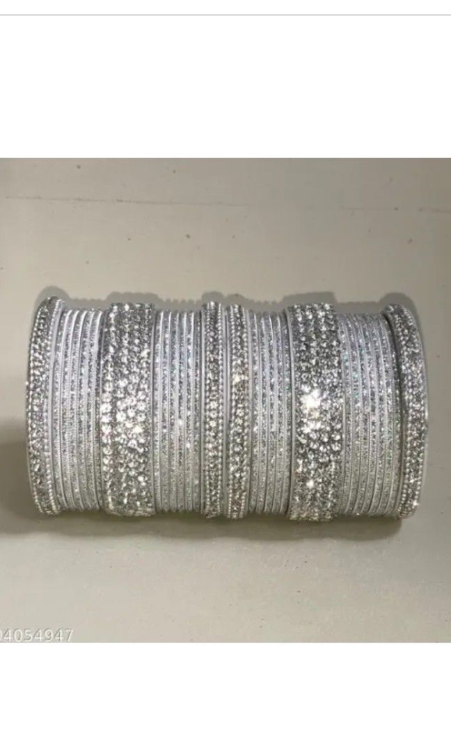 Bangles （分類：頸鍊）位於 Hong Kong。 由 yasminfirdaus96 提交（商品編號 1442910307，圖片 8）。簡介： Silver Bangles。