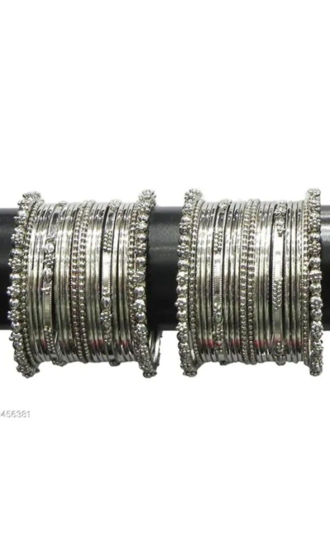 Bangles （分類：頸鍊）位於 Hong Kong。 由 yasminfirdaus96 提交（商品編號 1442910307，圖片 5）。簡介： Silver Bangles。