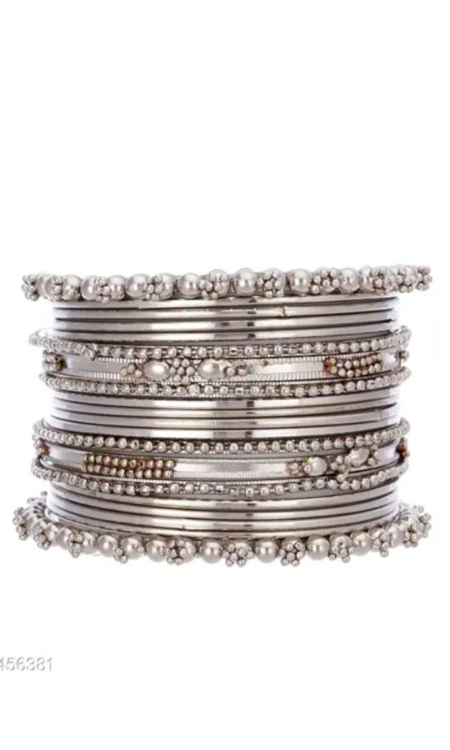 Bangles （分類：頸鍊）位於 Hong Kong。 由 yasminfirdaus96 提交（商品編號 1442910307，圖片 9）。簡介： Silver Bangles。