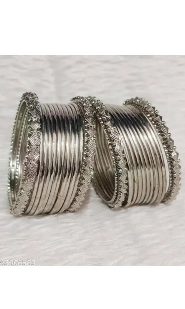 Bangles （分類：頸鍊）位於 Hong Kong。 由 yasminfirdaus96 提交（商品編號 1442910307，圖片 7）。簡介： Silver Bangles。