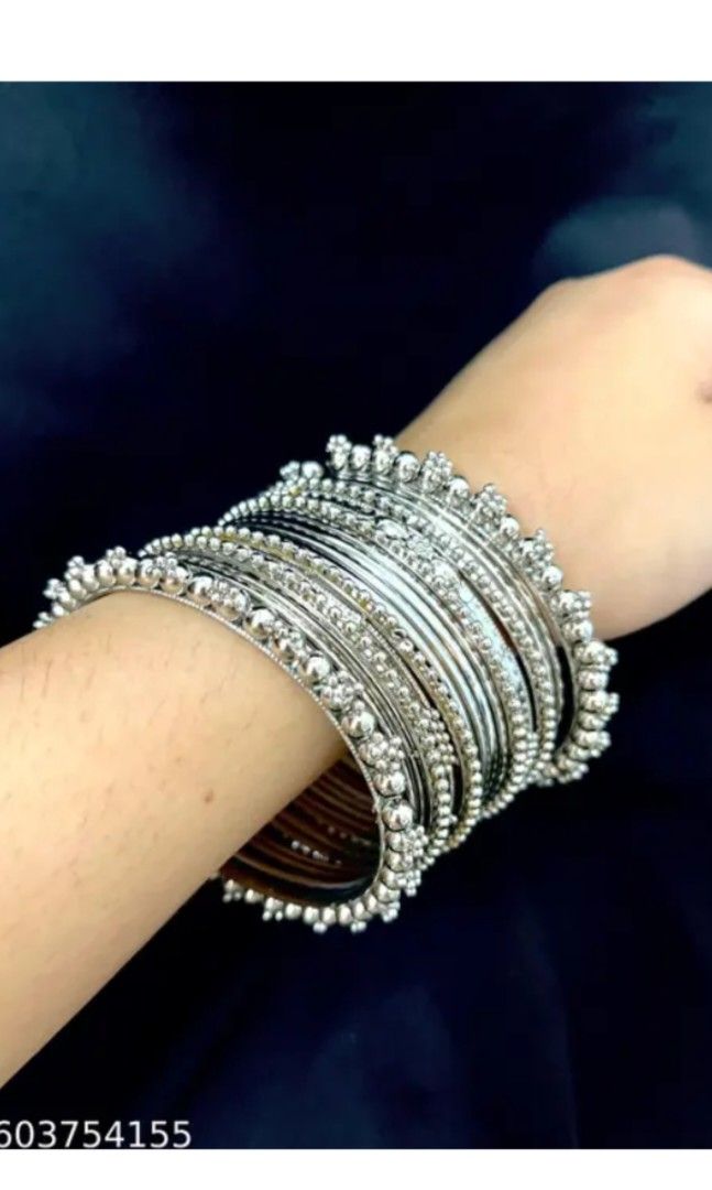 Bangles （分類：頸鍊）位於 Hong Kong。 由 yasminfirdaus96 提交（商品編號 1442910307，圖片 6）。簡介： Silver Bangles。