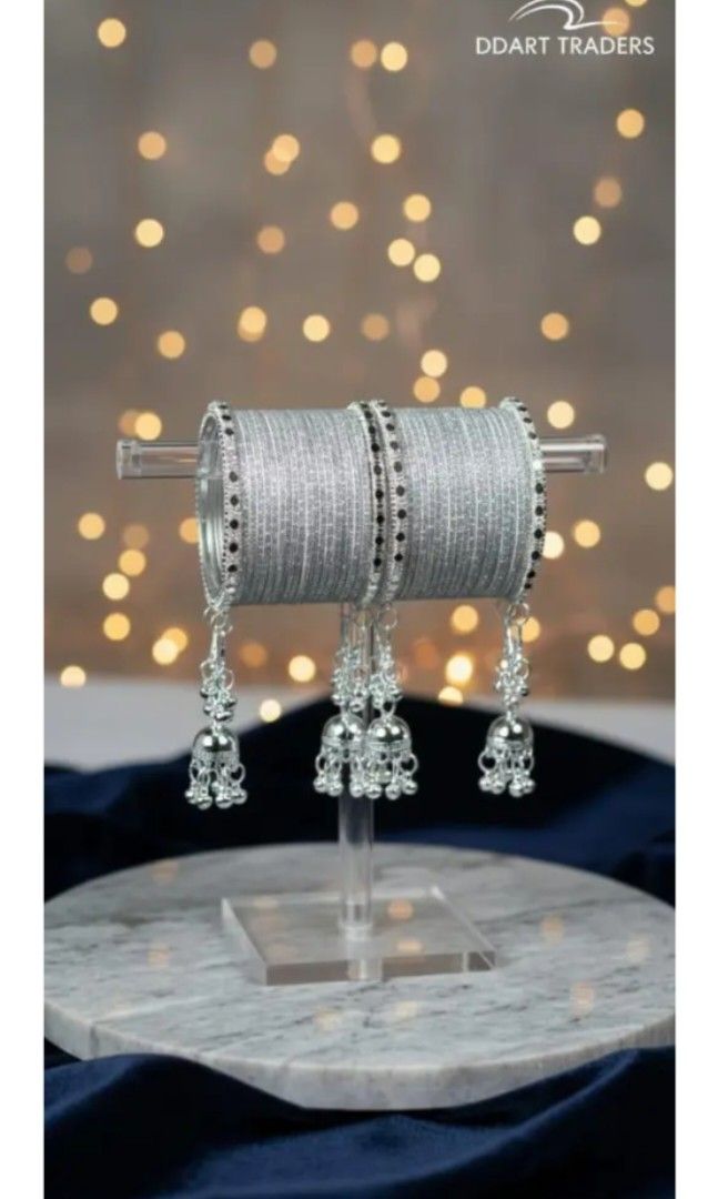 Bangles （分類：頸鍊）位於 Hong Kong。 由 yasminfirdaus96 提交（商品編號 1442910307，圖片 4）。簡介： Silver Bangles。