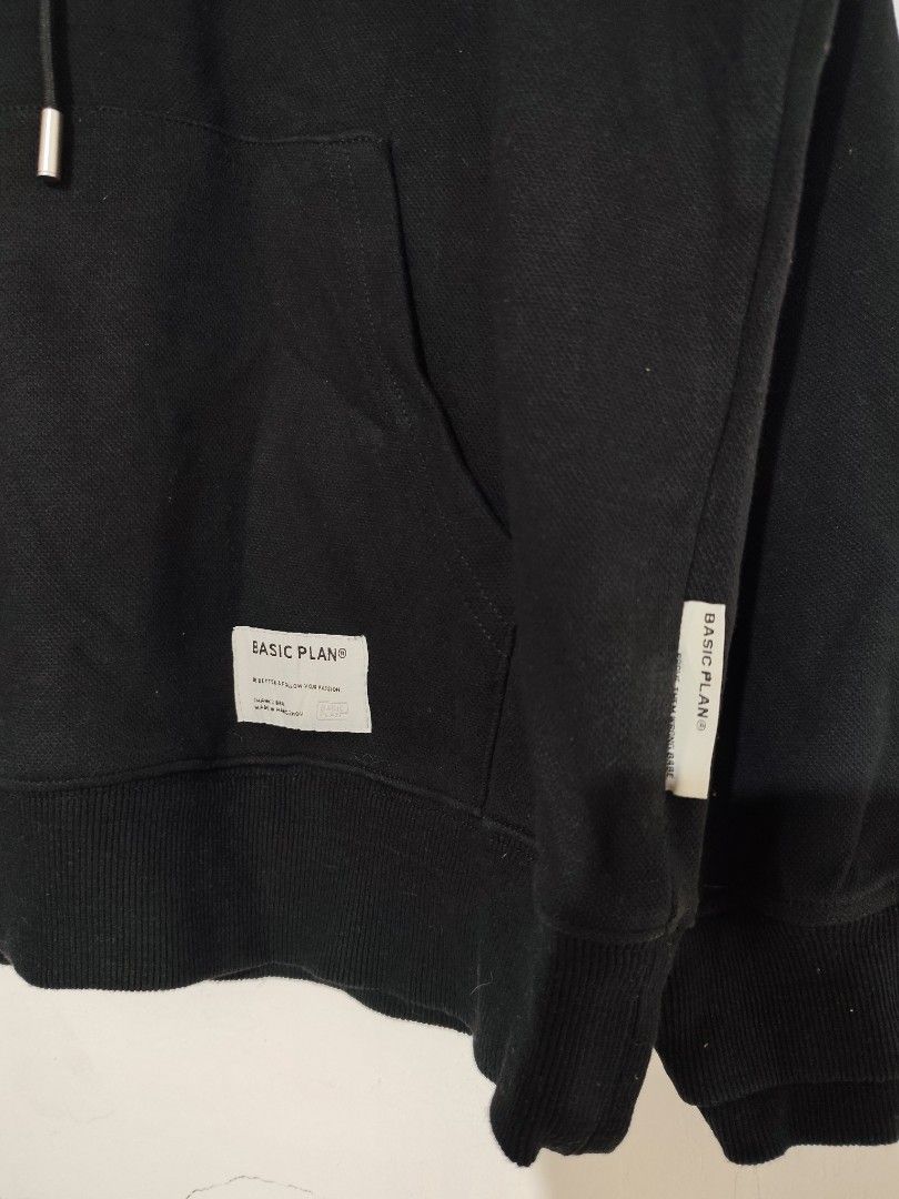 BASIC PLAN Minstrel Hoodie Black XL (Category: Hoodies) located in Taytay. Submitted by PrelovedCollections (Listing ID 1442740818, Image 3). Description: - Brand: BASIC PLAN - Color: Black - Size: XL - Features: 'Minstrel' and 'BASICPLAN' graphic on front, 'A FOLLOW YOUR PASSION' text - Labeling: 'BASIC PLAN' on sleeve and inside - Ideal for: Casual wear Heavy cloth Loc: Teresa Rizal GCASH ready tiktok checkout.