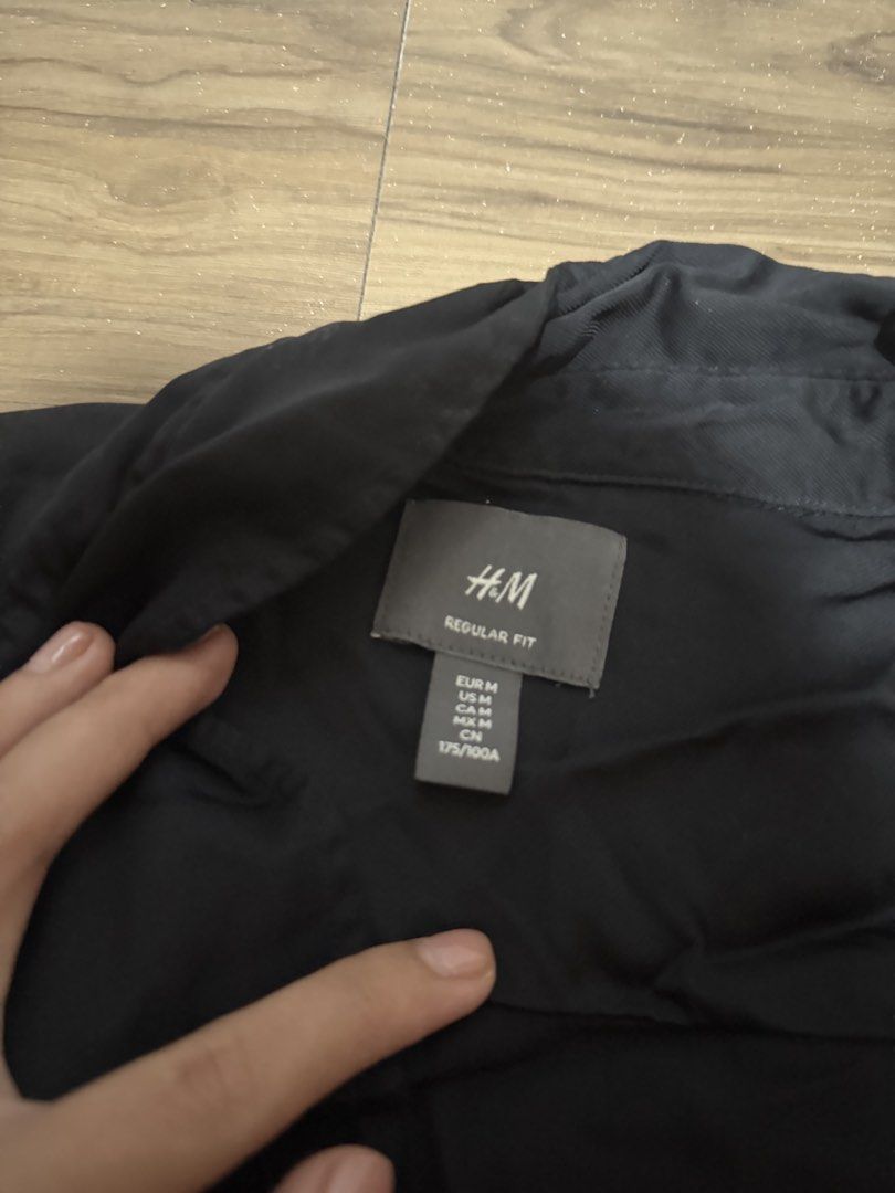 Black button down h&m long sleeve polo (Category: Longsleeves) located in Paranaque City. Submitted by l0___ (Listing ID 1442880024, Image 2). Description: H&m Size medium Long sleeve polo Button down .