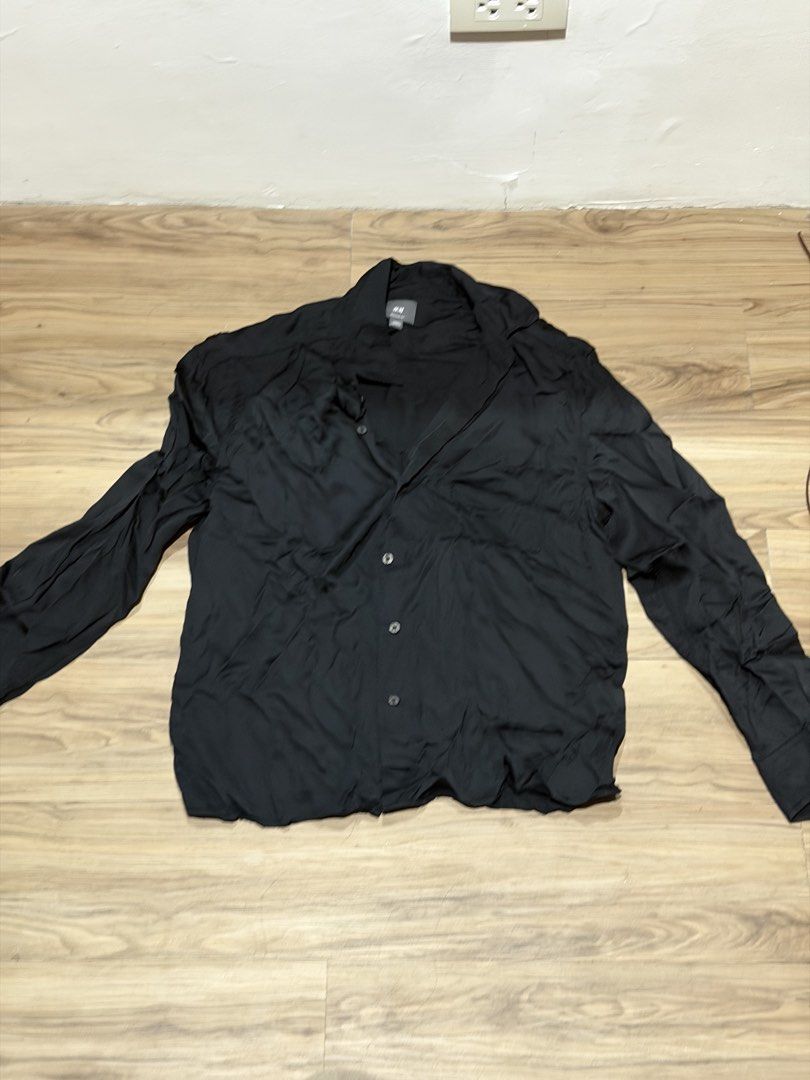 Black button down h&m long sleeve polo (Category: Longsleeves) located in Paranaque City. Submitted by l0___ (Listing ID 1442880024, Image 1). Description: H&m Size medium Long sleeve polo Button down .