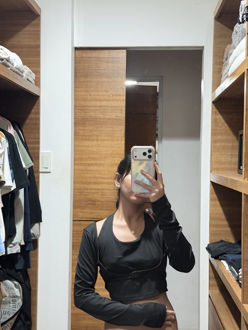 Black longsleeve workout crop top (Category: Activewear) located in Paranaque City. Submitted by l0___ (Listing ID 1442876546, Image 2). Description: Size S Rfs: malaki sakin.