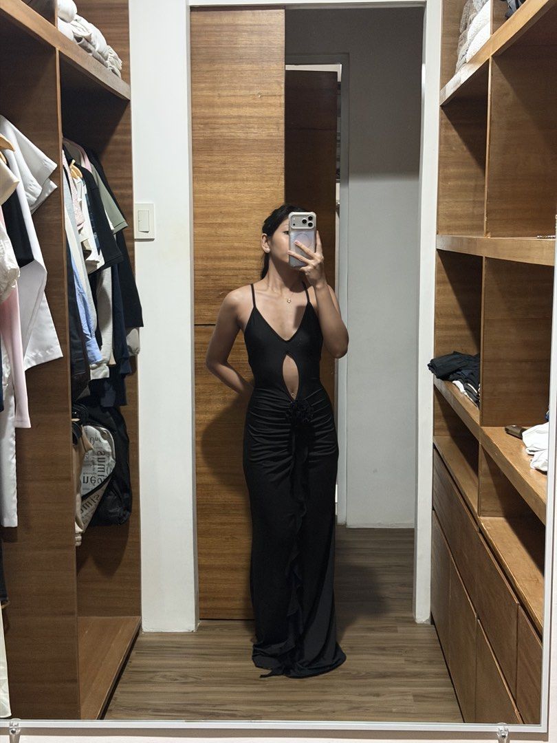 Black maxi keyhole cutout dress (Category: Dresses) located in Paranaque City. Submitted by l0___ (Listing ID 1442880878, Image 2). Description: Got it from taobao for 1.2k Nilagyan ko lang ng black rose sa gitna LOL pwede tanggalin So classy!!! Bnew, kinda big on me so never ko nasuot.
