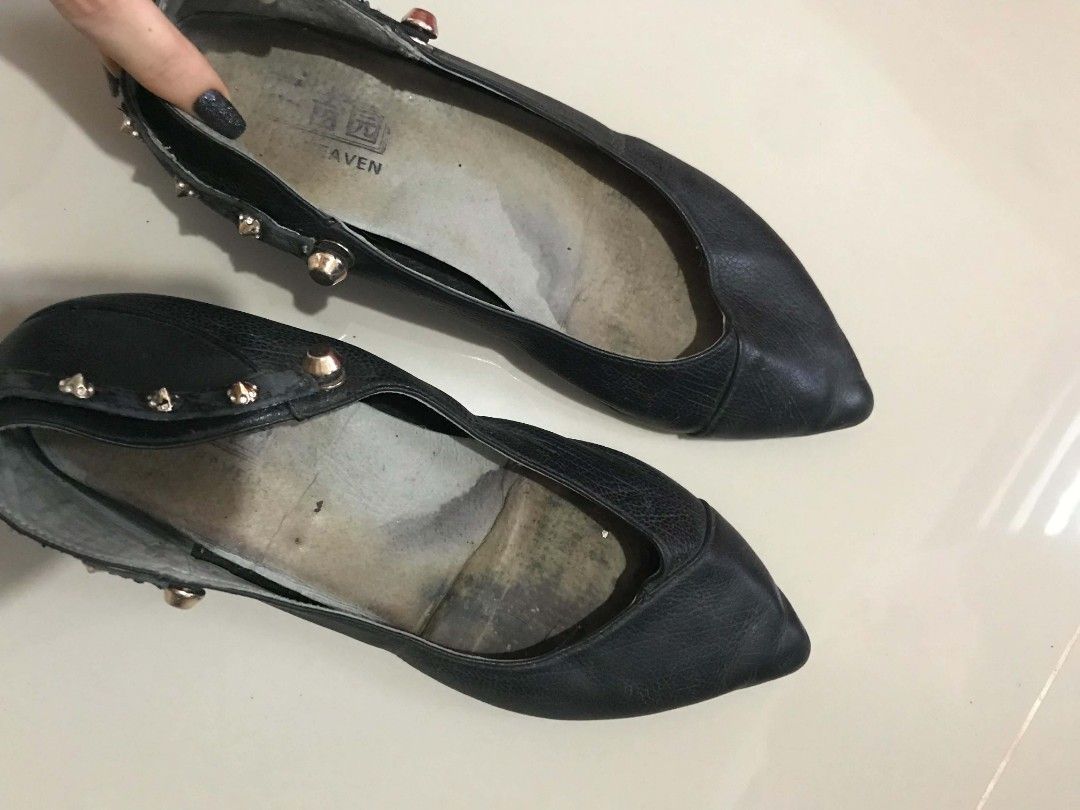 Black Genuine Leather Studded Ballet Flats (Category: Flats & Sandals) located in Bacolod City. Submitted by thriftgirlie_lorraine (Listing ID 1442788788, Image 3). Description: needs new insoles — can fit to EU 35-36 Chic black leather ballet flats with gold stud accents. Pointed toe. Some sole wear and inner sole dirt, but lots of wear left. Perfect for everyday style..