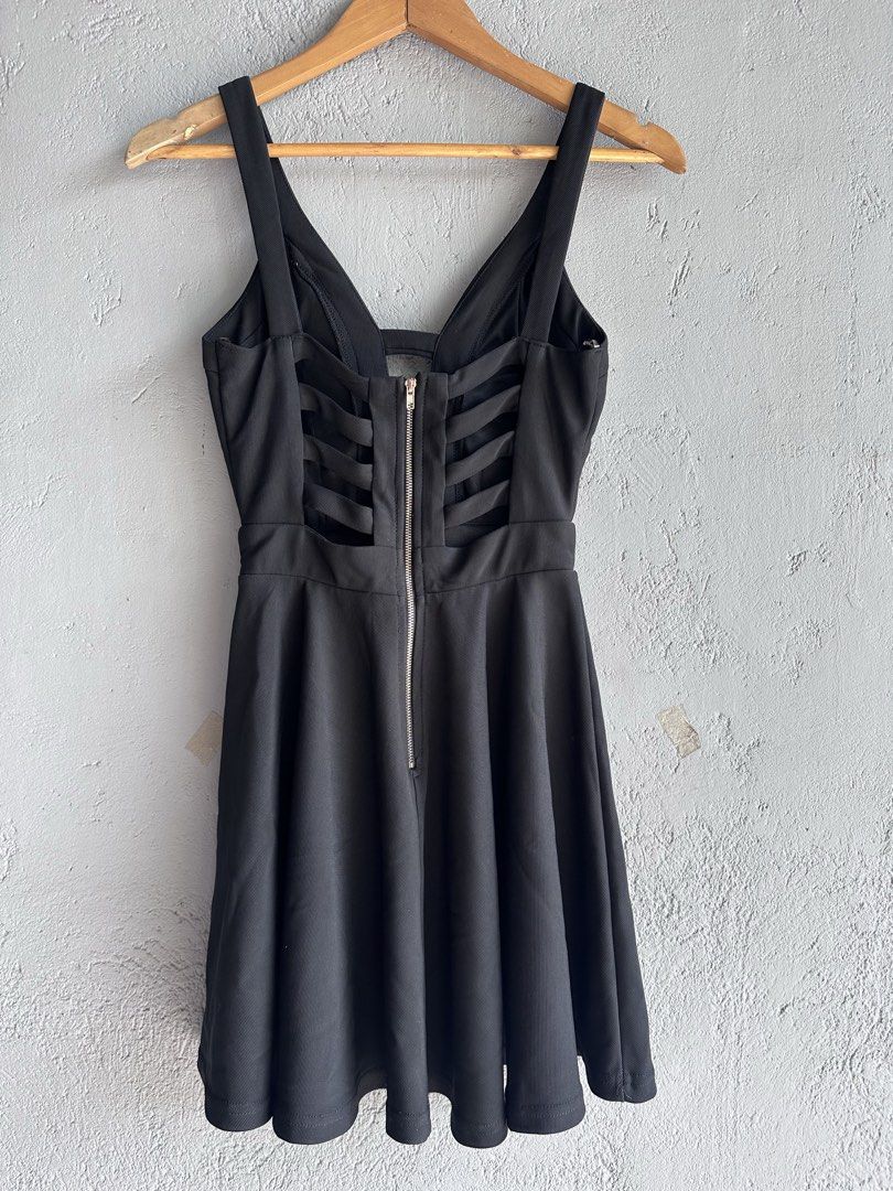 V-Neck Cutout Back Zipper Dress (Category: Dresses) located in Binan City. Submitted by forgetmenot_ph (Listing ID 1442874299, Image 2). Description: - Black mini dress - V-neckline - Cutout detail on the back - Zipper closure at the back - Flared skirt - WW photo avail upon request.