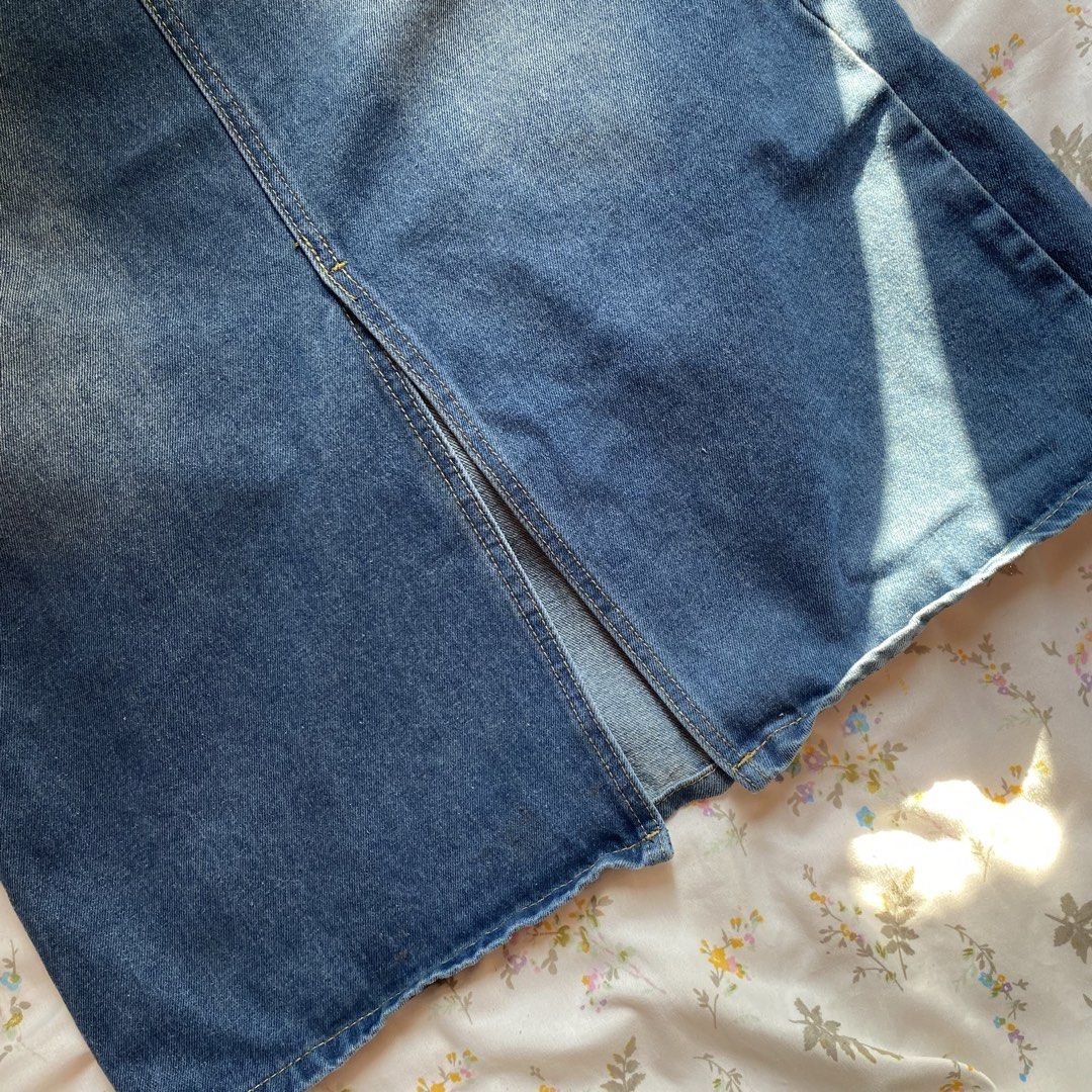 Blue Denim Midi Skirt with Front Slit (Category: Skirts) located in Valencia. Submitted by chiccurations_ (Listing ID 1442849943, Image 2). Description: 🧾MOP: GCash 🚚MOD: jnt/lbc 📍LOCATION: Cagayan de Oro City.