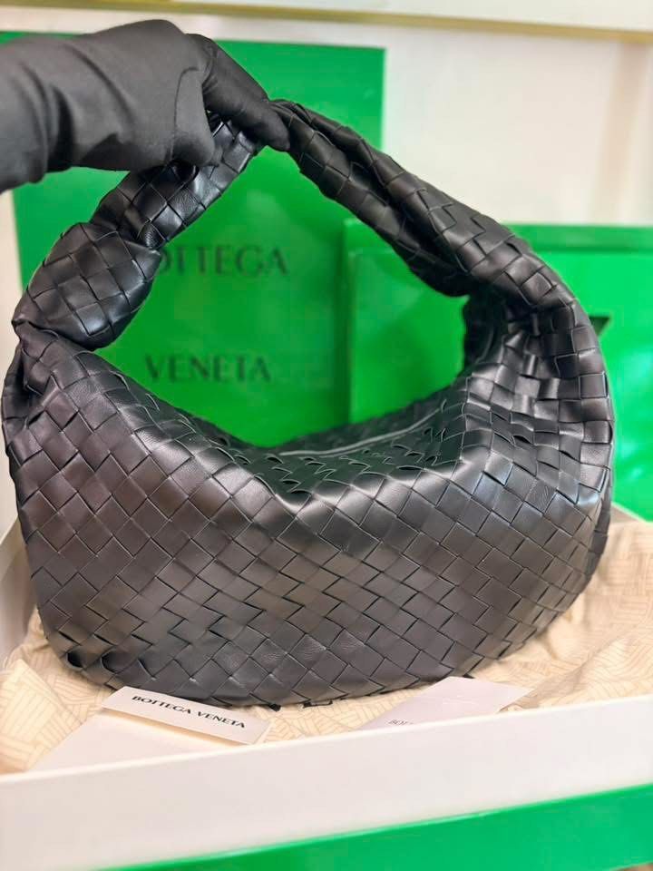 Bottega Veneta Jodie Classic (Category: Luxury Bags & Wallets) located in Dasmarinas. Submitted by jadasy_vintagefinds (Listing ID 1442805410, Image 2). Description: Bottega Veneta Jodie Classic size, SHW, in great condition/complete. Lost papers. Japan auction sourced. 📣 GET BIG BIG DISCOUNTS when you visit our store 📣 ▫️We are open from Monday - Saturday 9am to 5pm ▫️Sunday (by appointment) 📍Japan Ukay @ LTO Extension Office Dasmariñas Cavit