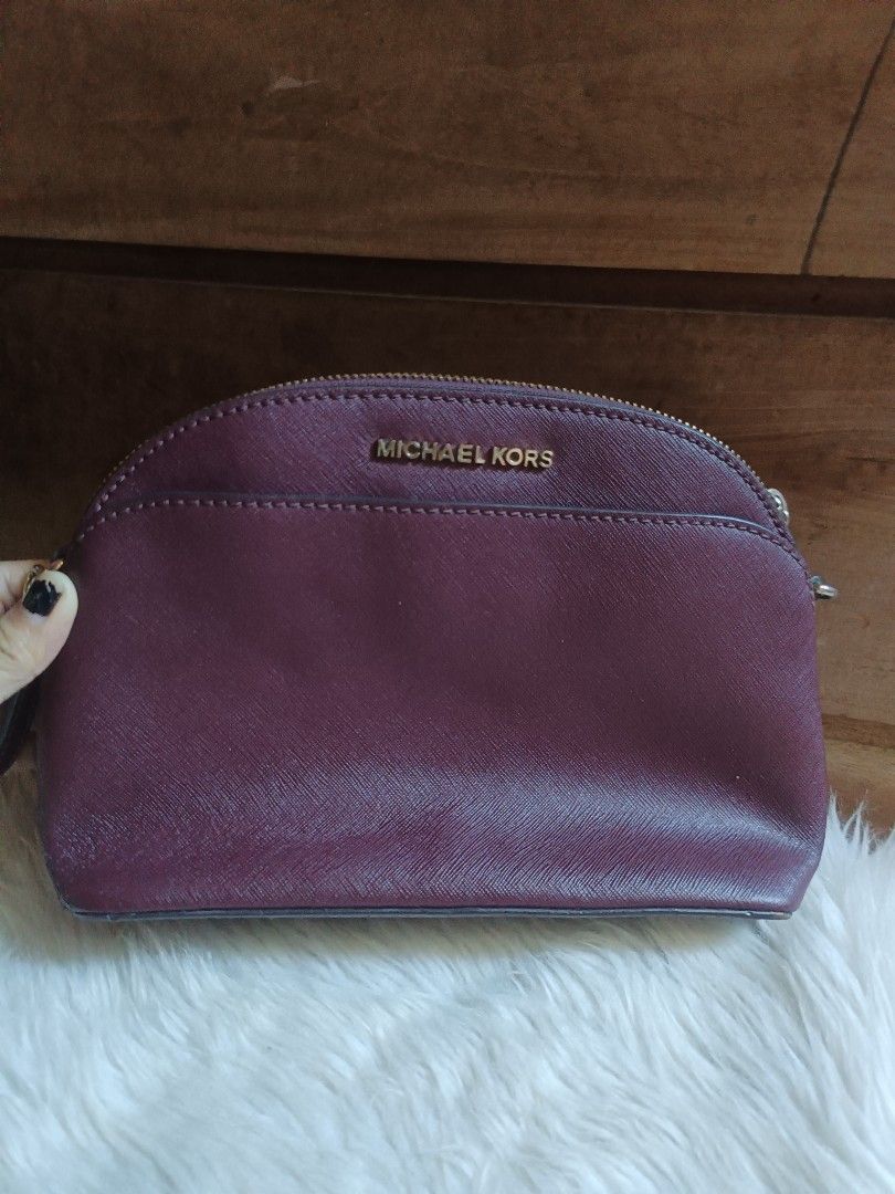 Take all Michael Kors Handbags (Category: Luxury Bags & Wallets) located in Cebu City. Submitted by elen30abalo (Listing ID 1442790653, Image 2). Description: - Michael Kors Handbags - Collection includes: - Black Top-Handle Bag - Burgundy Crossbody Bag - Brown and Gold Flap Bag - Small Burgundy Satchel - Black Quilted Shoulder Bag - Perfect for various occasions.