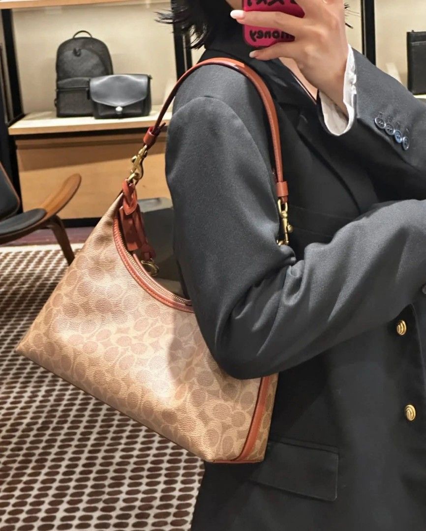 C oach Juliet shoulder bag (Category: Shoulder Bags) located in Rizal. Submitted by shadow0101 (Listing ID 1442921739, Image 1). Description: Juliet Shoulder Bag 30*22*11cm payment 1st policy Complete inclusion same day delivery Lalamove J&T province.