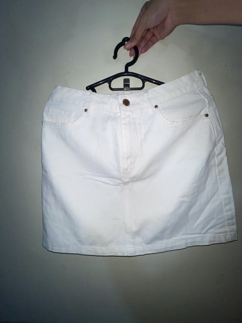 Calliope Denim White Mini Skirt Size L (Category: Skirts) located in Manila. Submitted by truestone_9580c8 (Listing ID 1442860877, Image 1). Description: - Brand: Calliope - Type: White Denim Mini Skirt - Size: L - Style: Classic five-pocket - Closure: Gold button and zip - Occasion: Casual outfits - Versatility: Easy to pair with various tops.