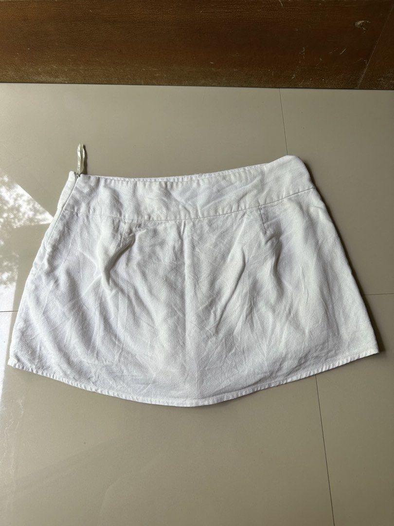 Cotton Candy LA linen blend skort Size L (Category: Skirts) located in Rosales. Submitted by dariang22 (Listing ID 1442743499, Image 2). Description: -30-31 L15 - Brand: Cotton Candy LA - Color: White - Style: Mini Skirt - Material: Linen Blend - Size: L - Features: Side slit detail - Occasion: Casual wear or dressing up - Condition: Please check photos for exact condition.