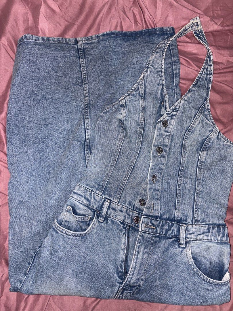 Denim Dress/Jumpsuit Halter (Category: Jumpsuits) located in Las Pinas. Submitted by declutterellyyy (Listing ID 1442748812, Image 2). Description: - Light wash denim jumpsuit - Brand: Calliope - Halter neck design - Button-up front closure - Wide leg silhouette - Functional pockets on front and back - Versatile for casual wear or nights out .